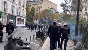 VIDEO Incidente în marja protestelor din Paris, 6 manifestanți au fost arestați