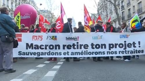 VIDEO Ciocniri între poliţie şi manifestanţi la Paris în timpul protestului împotriva reformei pensiilor: Macron, retrage-ţi proiectul!