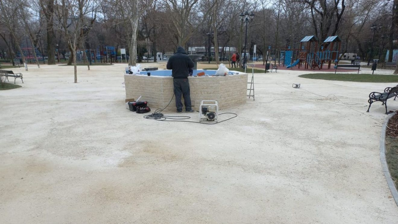 FOTO Cum arată Parcul Grădina Icoanei din București, cu aleile acoperite cu calcar concasat. Cetățenii se plâng că parcul a fost ”betonat”