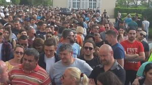 Mii de români stau la coadă la o secție de votare din Neustadt, Germania. Crucea Roșie împarte apă, s-a deschis o cameră pentru mame și copii