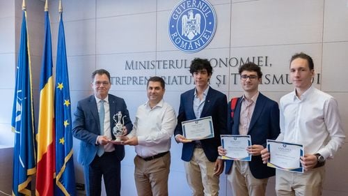 Trei elevi români au câştigat locul I la cea mai mare competiţie de ştiinţă şi tehnologie din lume / Proiectul lor "Aripa de şoim", la care au lucrat mai mult de un an, este inspirat din natură şi reprezintă o aeronavă la scară reală