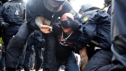 Fiecare al treilea est-german și-ar dori un stat autoritar: discursul radical de dreapta e în creștere