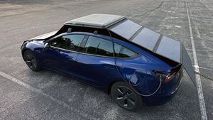 O firmă a lansat un încărcător solar pliabil pentru mașini electrice, care se prinde pe barele transversale / Desfăcut, are o putere de șase ori mai mare