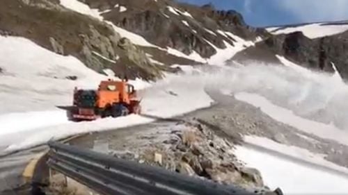 A început deszăpezirea pe Transalpina. Se intervine până în zonele considerate problematice