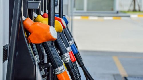 Românii vor plăti mai mult la pompă în 2025, după creșterea accizelor la carburanți