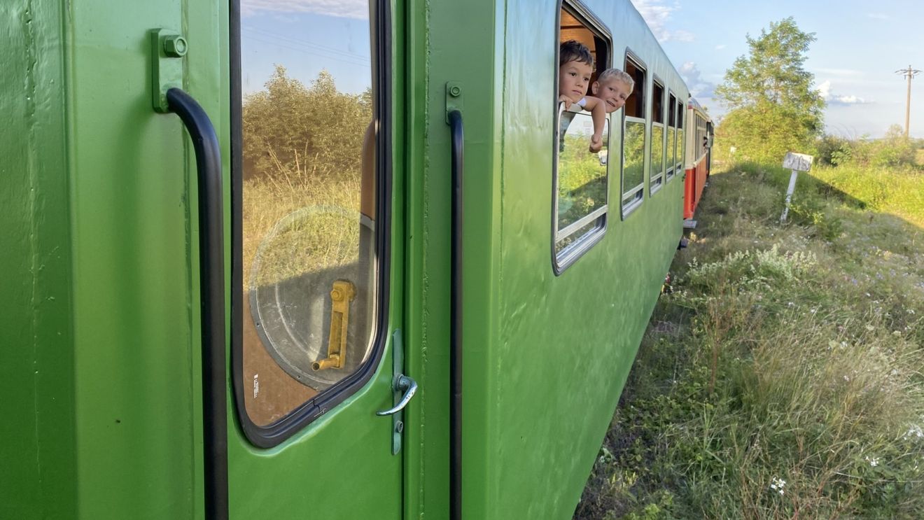 Mocănița de pe Valea Hărtibaciului are acum în garnitură primul vagon românesc