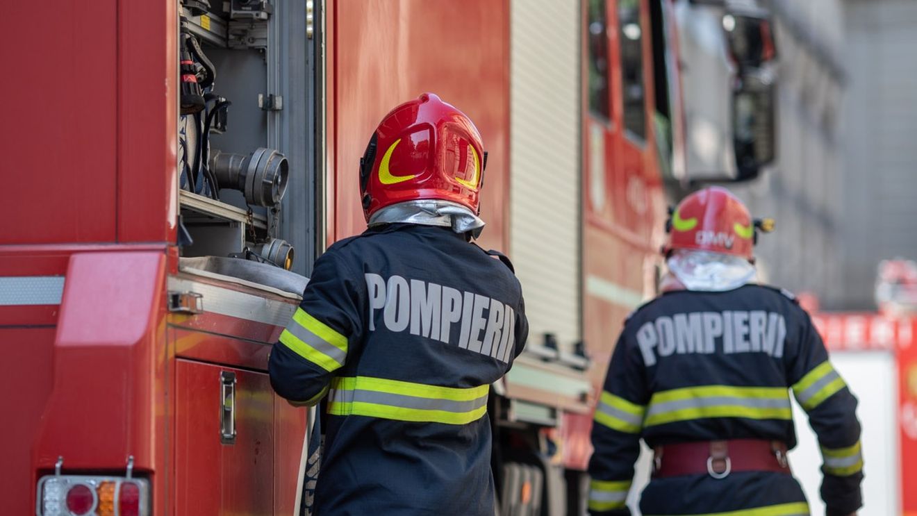 Cinci persoane au fost transportate la spital în urma unor masive degajări de fum într-o hală, în Timiș / Au intervenit 35 de pompieri