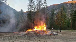 Alte două biserici catolice au fost incendiate în Canada / Incindentele au loc după descoperirea a 750 de morminte anonime pe locul unui fost internat al Bisericii Catolice