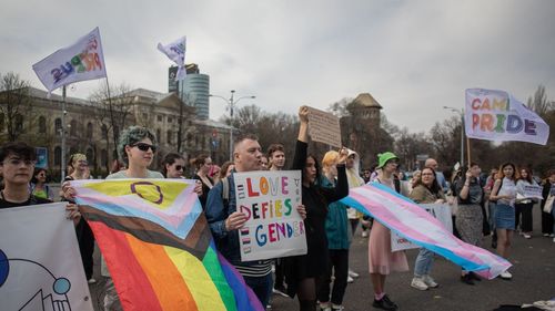 Proiect de lege pe agenda Guvernului: Certificatul de căsătorie dintre persoane de același sex încheiat într-un stat al Uniunii Europene va fi recunoscut în România fără a mai fi necesară transcrierea în registrele de stare civilă române