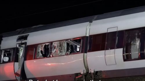 Un mort şi mai mulţi răniţi într-un accident feroviar în Danemarca / Trenul de călători a lovit un utilaj agricol şi a deraiat