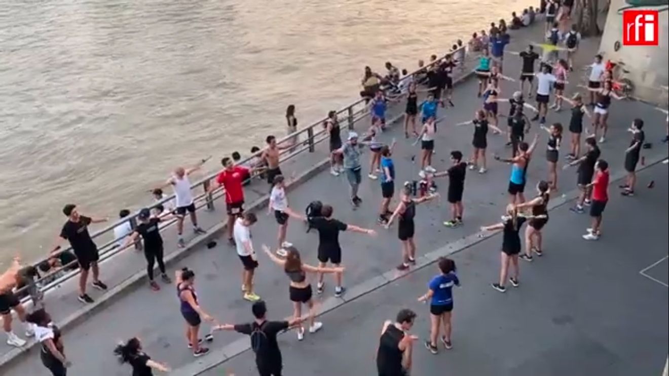 VIDEO Paris Plage 2021: Francezii fac sport, cântă şi dansează pe malurile Senei, în timp ce privesc Jocurile Olimpice de la Tokyo, pe ecrane imense