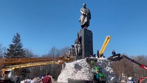 VIDEO Statuia celebrului poet ucrainean Taras Șevcenko din Harkov, acoperită cu saci de nisip pentru a o proteja de bombardamentele rusești