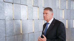 FOTO/VIDEO Ticul președintelui: Klaus Iohannis își freacă frecvent verigheta, în aproape toate aparițiile publice / Ce sunt și de ce apar ticurile