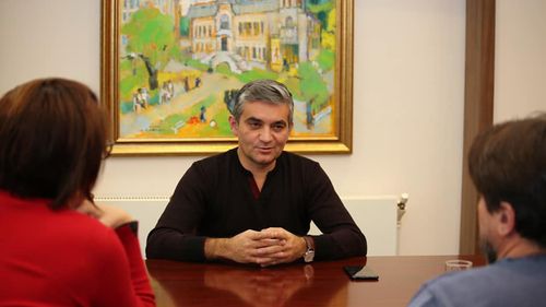 BREAKING Primarul din Sinaia, reținut de DNA (oficial) / Vlad Oprea este suspectat de procurori că ar fi primit mită de la patronul companiei Nordis, Vladimir Ciorbă, care l-ar fi denunțat / O parte din mita de 238.000 de euro, încasată de societatea mamei primarului / Ce acuzații îi mai aduc procurorii