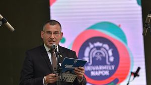 Primarul din Odorheiu Secuiesc a reclamat la DNA o achiziţie publică derulată de angajații din subordine/ Partidul Civic Maghiar l-a schimbat din funcția de președinte de filială și ”condamnă profund” faptul că a sesizat la parchet opt angajați, pe viceprimar, precum și trei firme