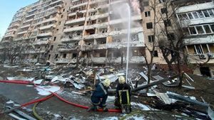 Două persoane au murit marți dimineață în urma atacurilor asupra a două clădiri rezidenţiale din Kiev
