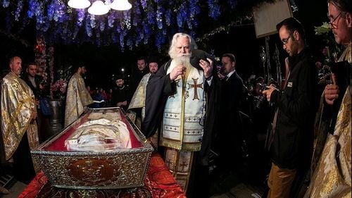 Purtătorul de cuvânt al Mitropoliei Moldovei și Bucovinei: Această raclă este cinstită de secole şi în perioadă de molimă şi în perioadă de război şi s-a dovedit că este izvor de vindecare. Nu pot eu să spun nu te apropia de sfinţii lui Dumnezeu, nu te apropia de Dumnezeu