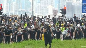 VIDEO Noi proteste în Hong Kong/ Un grup de protestatari a spart geamurile parlamentului și a forțat intrarea în clădire