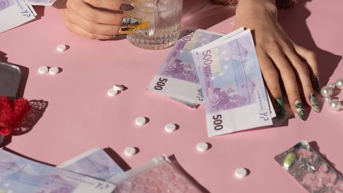 Şapte persoane prinse în flagrant, în Braşov, când vindeau peste 2.000 de tablete de ecstasy
