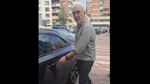 Răzvan Exarhu, gest obscen către un cetățean care l-a filmat după ce-și parcase mașina pe trotuar / Exarhu: Îmi cer scuze public pentru că am reacționat nervos verbal și promit că voi parca și de acum înainte regulamentar