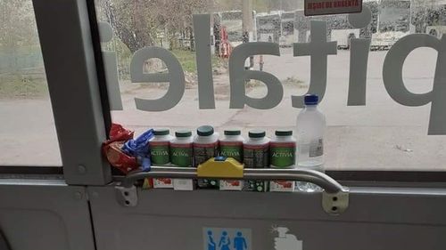 Autobuzele care duc în carantină pasagerii de pe Aeroportul Otopeni, pline de ambalaje și resturi de mâncare. Călătorii nu au voie să-și facă nevoile decât pe câmp