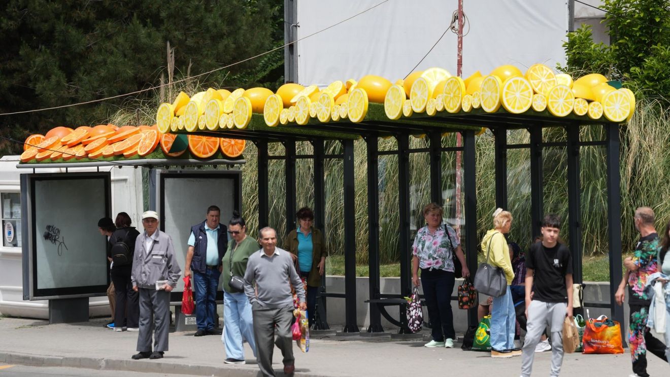 FOTO Primăria Craiova a montat fructe gigant peste stațiile de autobuz din municipiu / Primar: ”Montăm butaforie cu fructe pe toate stațiile din sticlă” / Times New Roman: „Dacă puneam praz, îl mâncau” / Ce părere aveți despre noile decorații?