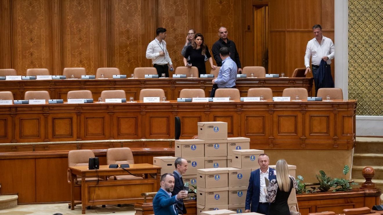 Partidul extremist AUR susține că a strâns 2 milioane de semnături pentru demiterea președintelui Klaus Iohannis și a adus cutiile cu documente în plenul Camerei Deputaților