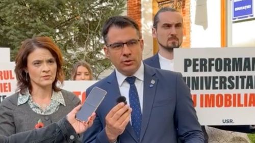 Mai mulți politicieni USR – protest la Ministerul Educației față de proiectul de schimbare a Legilor educației, „care îi va transforma pe oligarhii din Universități în mari latifundiari”