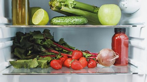 Care alimente trebuie ținute în frigider și care în cămară? Minighid ispirat din normele profesionale de conservare din HoReCa