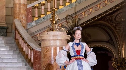 FOTO Miss Universe România și-a prezentat rochia cu care va participa la proba ”costum național” de la Miss Universe / Inspirată din portul Reginei Maria a României, rochia valorează peste 20 de mii de euro