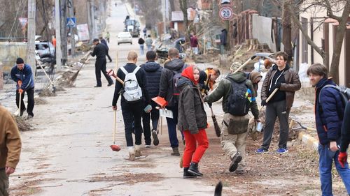 FOTO. Locuitorii din Irpin au început curățarea orașului după plecarea soldaților ruși / ”În primul rând, vom aranja drumurile astfel încât să fie circulabile”