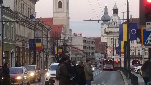 FOTO Steaguri tricolore înlocuite cu steaguri ale Ucrainei, în centrul Clujului
