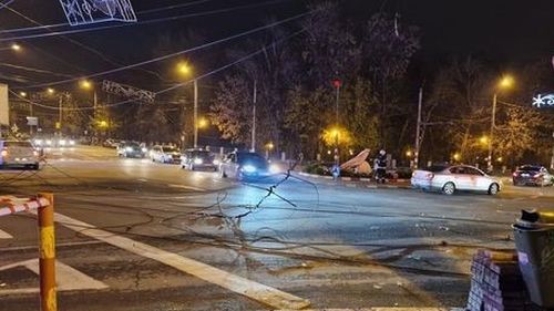 Firele de troleibuz şi iluminatul festiv din zona Pieţei Mari din Târgu Jiu, distruse de o maşină de mare tonaj / Mai multe echipaje intervin la faţa locului pentru remedierea situaţiei şi îndepărtarea pericolului