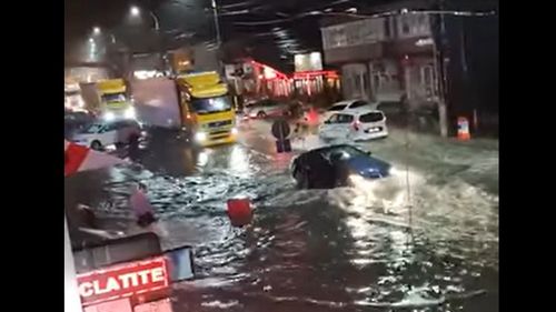 VIDEO Rupere de nori în Bușteni. Străzile au fost inundate de o ploaie puternică, canalizările nu au mai făcut față