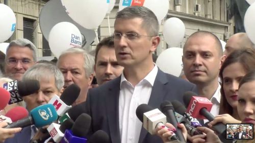 Barna: Manipularea înfiorătoare cu filmul prezentat de o televiziune arată disperarea teribilă a lui Tudorache și imposibilitatea PSD de a accepta că bucureștenii i-au dat afară cu mătura / Despre anularea alegerilor: Dacă tot ne batem joc, să le anulăm în toată România