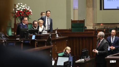 Deputat de extremă dreapta, evacuat din Camera inferioară a Parlamentului Poloniei, după ce a folosit un extinctor pentru a stinge lumânările de Hanuca care fuseseră aprinse în timpul unei ceremonii la care au participat lideri polonezi-evrei și ambasadorul Israelului