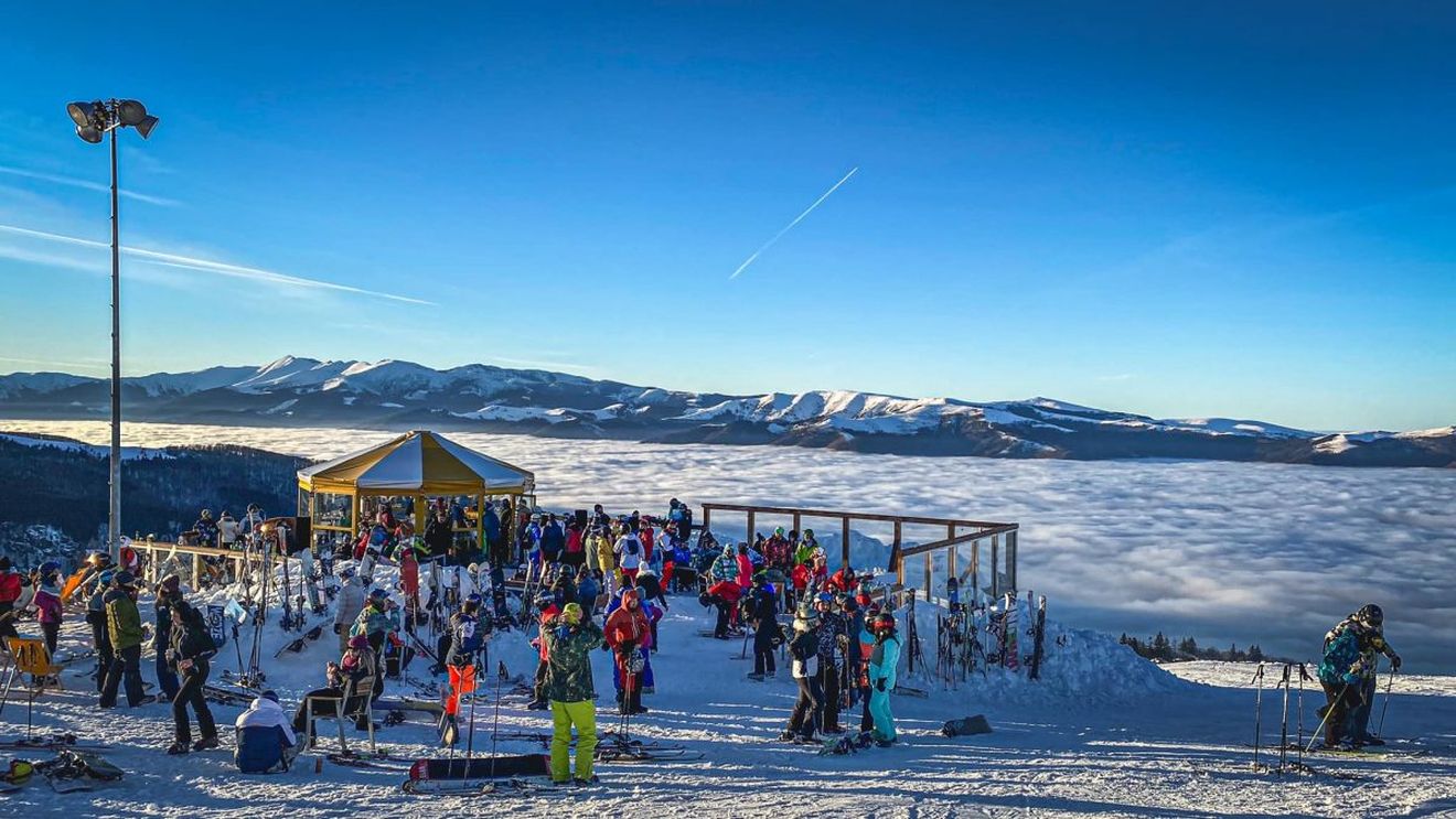 VIDEO Peste 5.000 de turiști la schi și snowboard în stațiunea Straja, cozi mari la instalații