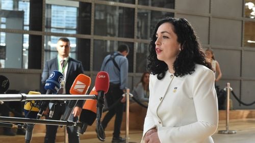 Preşedinta Kosovo cere Serbiei să nu mai destabilizeze ţara: „Vucic trebuie să înceteze să mai sprijine bandele criminale”