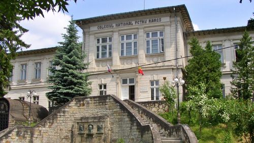 Eleva de 16 ani care a murit la Piatra Neamț urma să participe la activități organizate numai de elevi, în Colegiul „Petru Rareș”, fără știrea și aprobarea Inspectoratului școlar / Nimeni nu s-a asigurat că minorii veniți singuri ajung la cazări