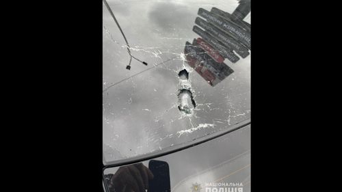 Tentativă de asasinat în Ucraina / Peste zece focuri de armă au fost trase în mașina în care se afla principalul consilier al președintelui Zelenski