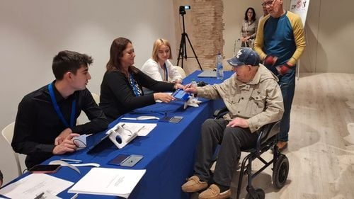 Vot la 101 ani: Un român din Spania a mers însoțit într-o secție din Alicante să voteze în primul tur al alegerilor prezidențiale