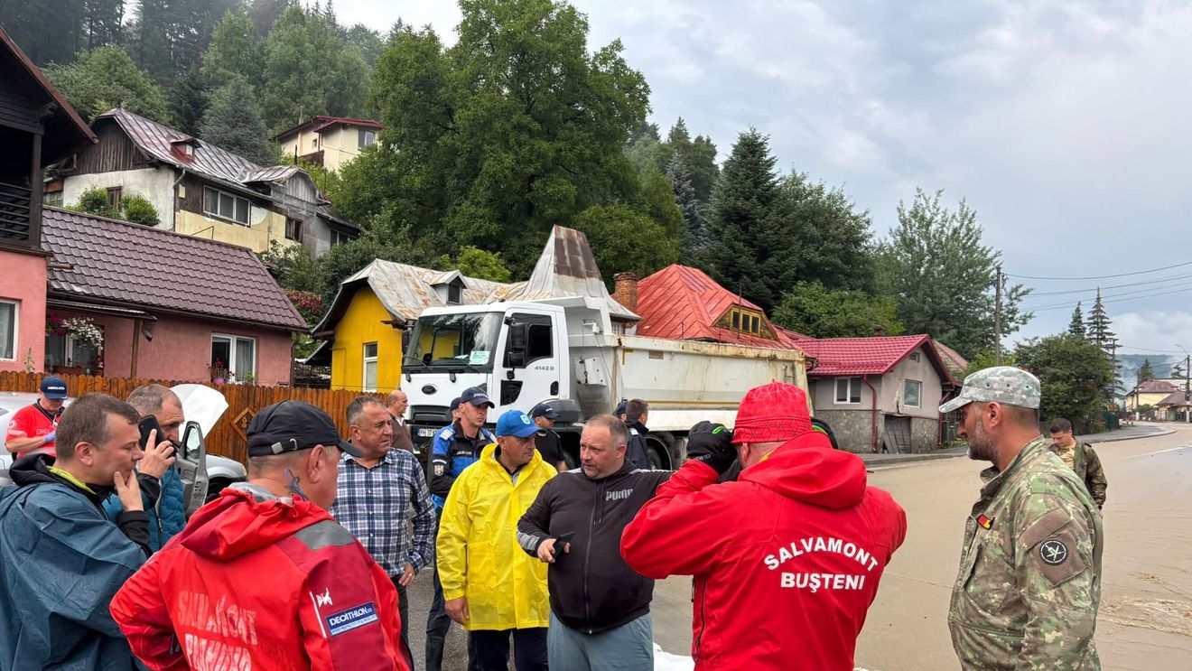 Furtunile au generat pagube în 16 județe și în București: 123 de copaci și cinci stâlpi, doborâți de vânt, 88 de autoturisme avariate în toată țara / Circulația, afectată pe patru drumuri naționale / Viitura formată pe DN1, în Bușteni, a surprins aproximativ 30 de autoturisme