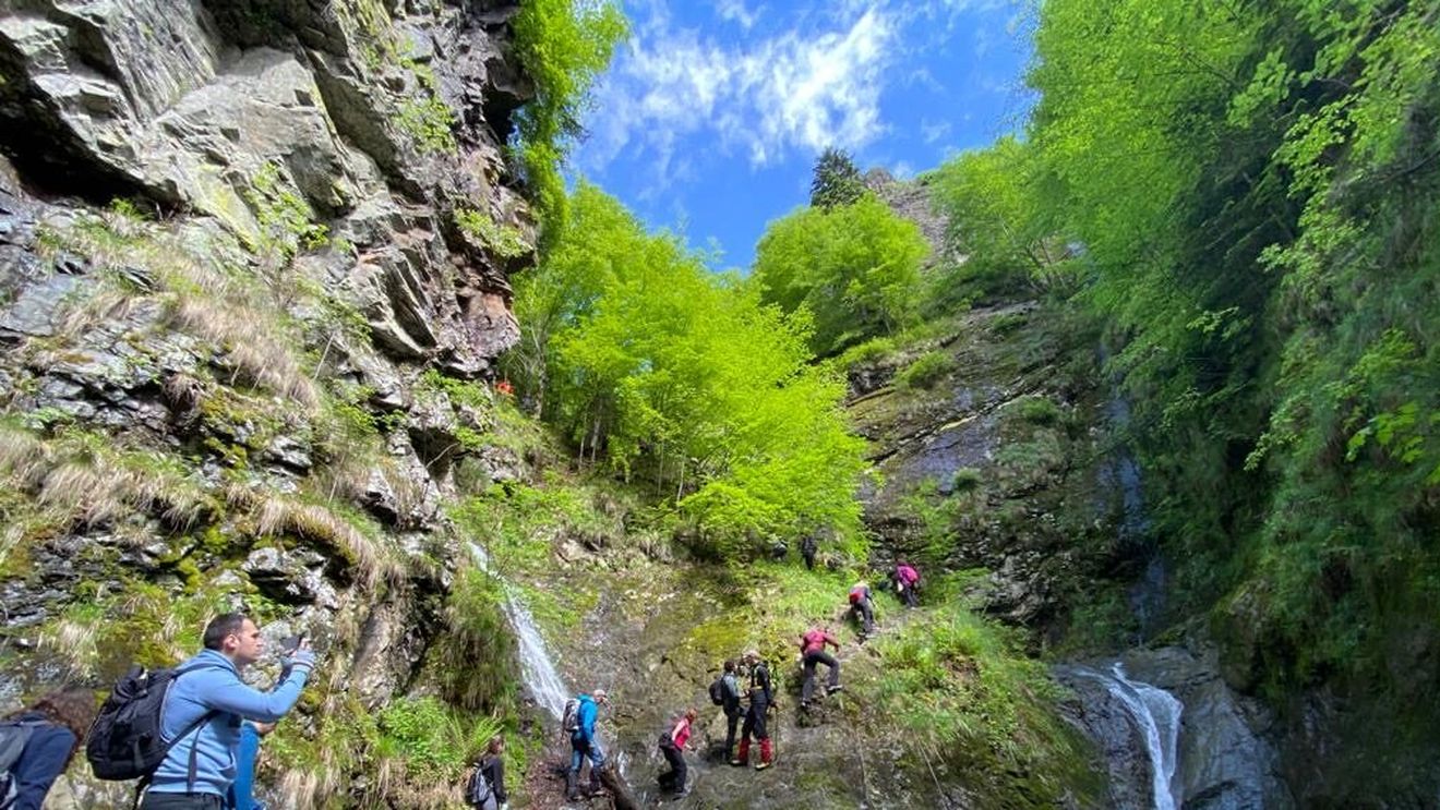 Doi turiști olandezi au rămas blocați într-un versant foarte abrupt în Canionul Valea lui Stan / A fost nevoie de sprijinul piloților de la Inspectoratul General de Aviație al MAI
