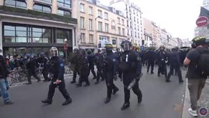 Mai multe demonstraţii au loc sâmbătă la Paris şi alte oraşe franceze, împotriva extremei drepte