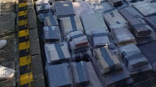 UPDATE Ce manuscrise rare au găsit polițiștii într-un beci din comuna nemțeană Făurei. Detalii despre jaful operat de români în Marea Britanie