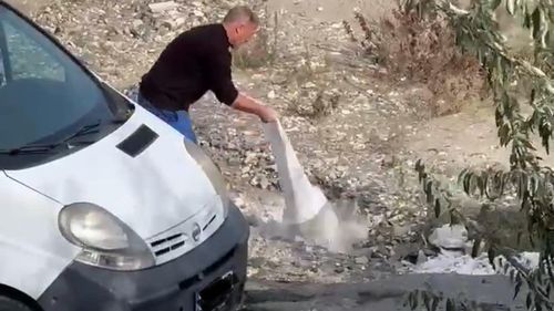 A aruncat moloz pe o plajă din Constanța: amendă de 30.000 de lei și mașina confiscată / Pedeapsa vine după ce un trecător a filmat momentul în care acesta descărca mașina pe plajă