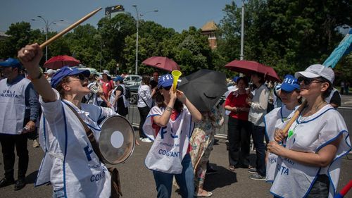 LIVE VIDEO Mitingurile profesorilor se răspândesc în toată țara: mii de profesorii au ieșit azi in stradă în Timișoara, Lugoj, Caraș-Severin, Suceava, Sibiu și Arad