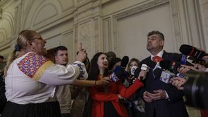 Răbufnirea lui Ciolacu: Mincinoasă ordinară! / Premierul, bruiat pe holurile Parlamentului de Șoșoacă după tăierea pensiilor parlamentarilor