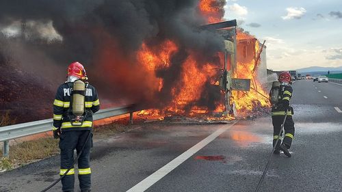 VIDEO Un TIR cu remorcă încărcată cu textile, în flăcări pe Autostrada A10, în apropiere de Aiud/ Traficul este blocat în zona incendiului
