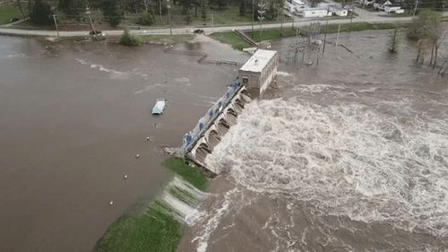Mii de persoane au fost evacuate în Michigan, după revărasarea a două baraje. Apar temeri cu privire la ”inundaţii istorice”